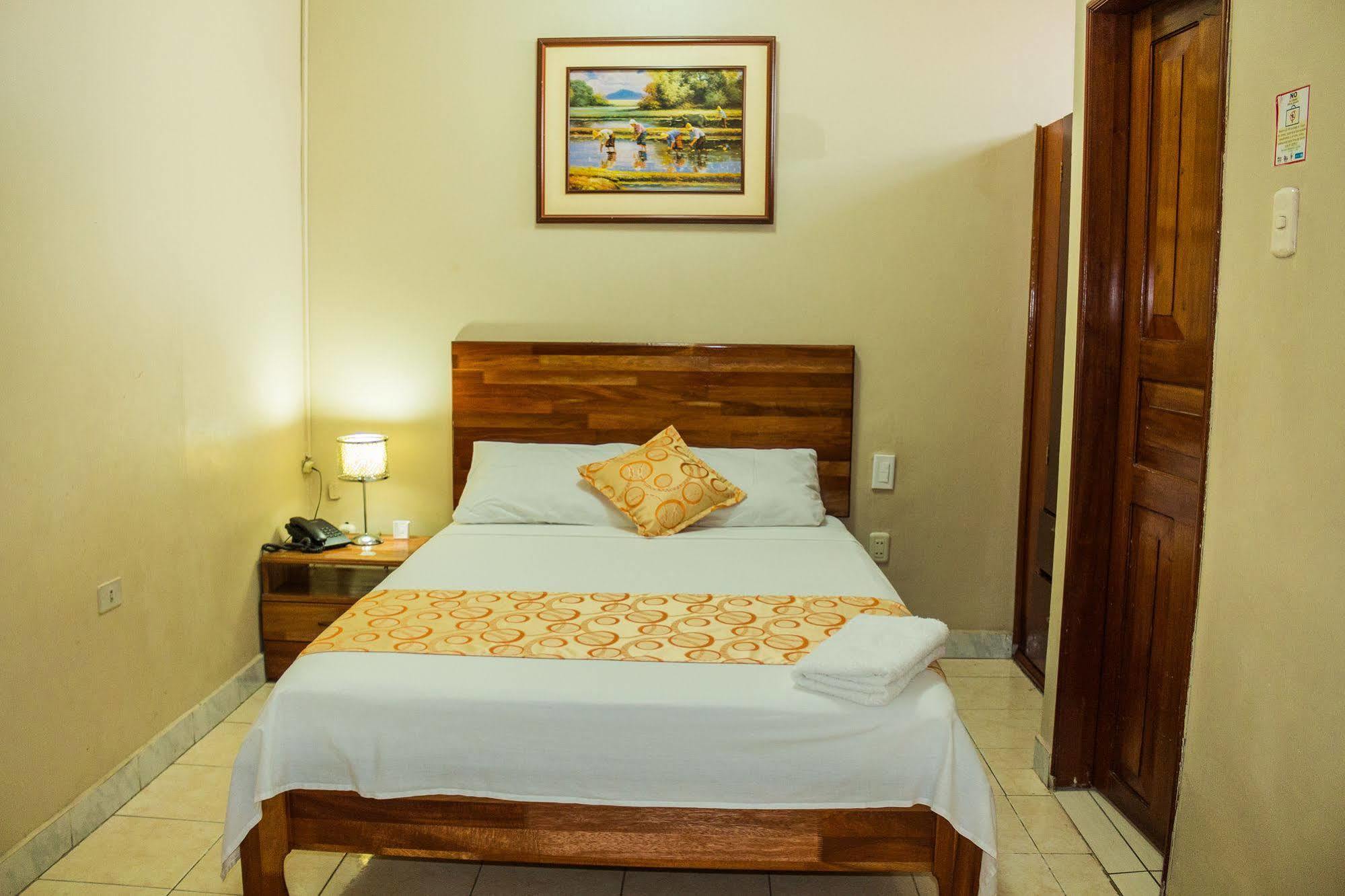 Hotel Golden Star Iquitos Esterno foto